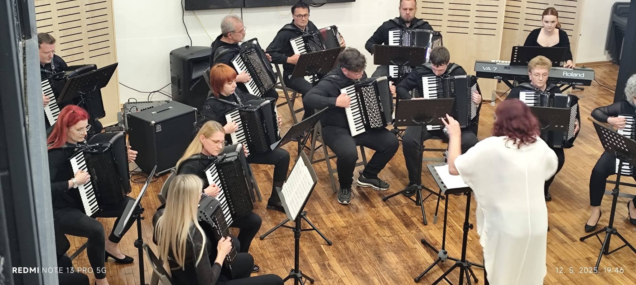 Koncert Brodskog harmonikaškog orkestra i Orkestra Škole harmonike u Županji