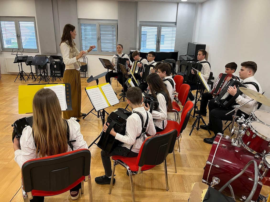 Orkestar Škole harmonike Brodskog harmonikaškog orkestra „Bela pl. Panthy” sudjelovao na 13. međužupanijskoj smotri harmonikaša glazbenih škola u Virovitici
